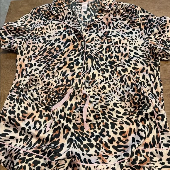 Victoria's Secret Satin Short Pajama Set Pink Leopard Print - Picture 3 of 6